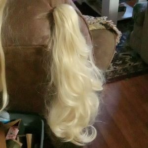 Blonde Single Clip on. This is a beautiful piece!
